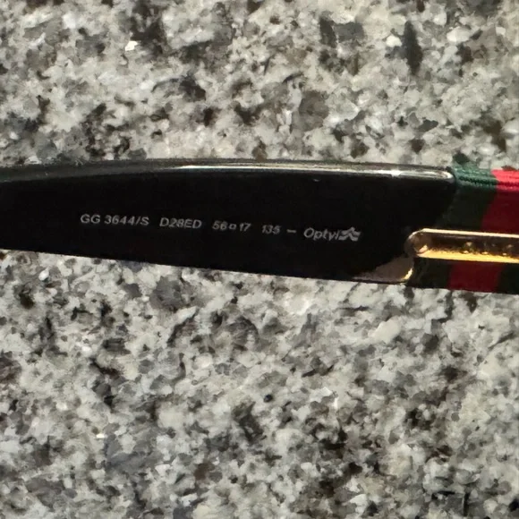 Gucci Black Sunglasses with Gold Emblem - Picture 4 of 7